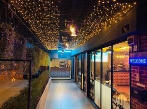 南芭堤雅La Casa South Pattaya Hotel的餐厅天花板上设有圣诞灯