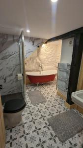特兹西尼德Grade II Lodge House 2 Bedroom的带浴缸、卫生间和盥洗盆的浴室
