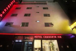 新德里Airport Hotel Chanakya的 ⁇ 虹灯夜幕下的酒店