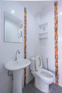 Ban Huai KrabokThe Bua Boutique Resort的浴室配有白色卫生间和盥洗盆。
