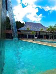双溪大年辛塔央度假村的游泳池中央的喷泉