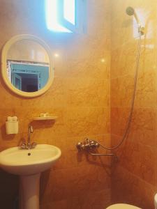 SuramiFamily House Shorety的带淋浴、盥洗盆和镜子的浴室