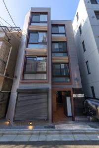 东京APB高円寺的公寓大楼前方设有车库