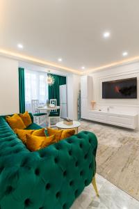 阿拉德Sika Luxury Apartment的客厅配有绿色沙发和电视