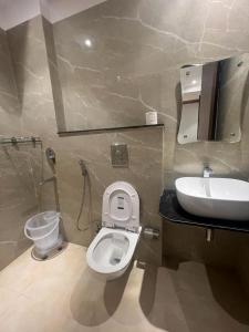 新德里HOTEL IVORY INN NEW DELHI At IGI AIRPORT的浴室配有白色卫生间和盥洗盆。