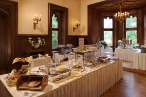 德累斯顿艾克城堡酒店的一张自助餐桌,上面有很多食物