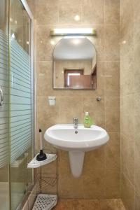 布尔加斯Charming 2BD Guest House in Sozopol的一间带水槽、淋浴和镜子的浴室