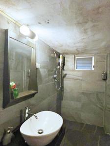 万荣Vang Vieng Garden Villa的一间带水槽和镜子的浴室