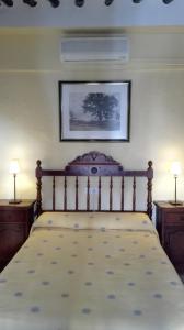 ZagrillaSierra Alcaide的卧室内的一张床位,配有2个床头柜和2盏灯