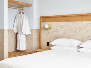 Mount PritchardGreen Valley Hotel的卧室配有两张床,墙上挂着一个长袍