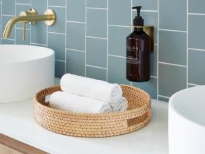 Mount PritchardGreen Valley Hotel的浴室柜台的毛巾篮和一瓶肥皂