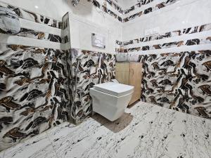 CheogZen Homestay的一间带卫生间的浴室和一张动物壁纸