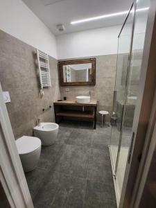 贝加莫Agriturismo Il Vivaio的浴室设有2个卫生间、水槽和淋浴。