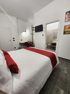 贝加莫Agriturismo Il Vivaio的卧室配有带红色枕头的大型白色床