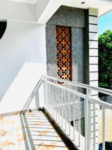 金贾Malaika Homes Jinja的通往带窗户的建筑的楼梯