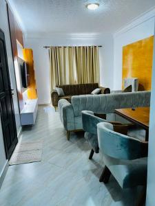 金贾Malaika Homes Jinja的客厅配有沙发和桌子