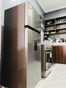 金贾Malaika Homes Jinja的厨房里有一个大型不锈钢冰箱