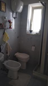 TrivioDa Anto的一间带卫生间、水槽和窗户的浴室