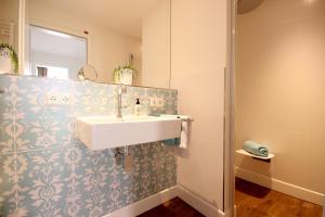 万根沃格Haus Anna - Wohnung 3的一间带水槽和镜子的浴室