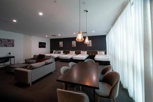阿德莱德斯费拉公园套房会议酒店的客厅配有沙发和桌椅