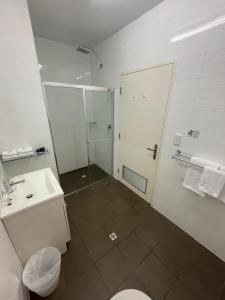 阿德莱德斯费拉公园套房会议酒店的带淋浴、卫生间和盥洗盆的浴室