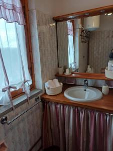 ValgianoChalet Grazia的一间带水槽和镜子的浴室