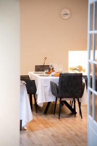 玛根塞尔Sechex Nous的餐桌、白色桌布和椅子