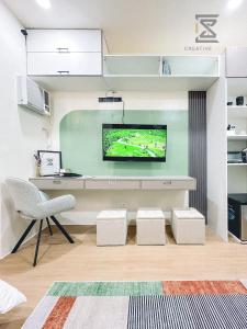 Lapu Lapu CityCreativeSpace-Mactan2的客房设有一张桌子、一台电视和一把椅子