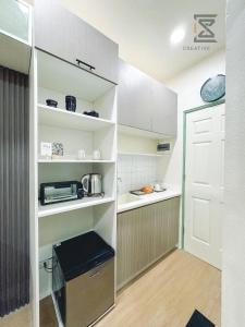 Lapu Lapu CityCreativeSpace-Mactan2的一间小厨房,配有白色的架子和门