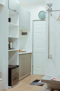 Lapu Lapu CityCreativeSpace-Mactan2的厨房配有白色橱柜和门