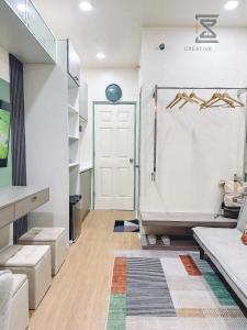 Lapu Lapu CityCreativeSpace-Mactan2的带淋浴和浴缸的浴室