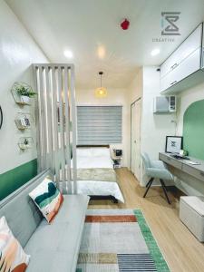 Lapu Lapu CityCreativeSpace-Mactan2的带沙发、床和书桌的客房