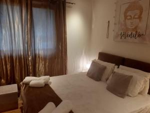 夏蒙尼-勃朗峰Appartement La Suite Mont-Blanc的一间卧室配有一张带白色床单和一张桌子的床。