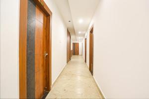 瓦拉纳西FabHotel Hari Kunj的一条空的走廊,有门