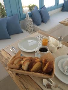 阿克罗蒂里维拉玛利亚客房酒店的一张桌子,上面放着面包和咖啡托盘