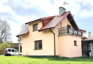 SędańskMazury Apartament/Dom z ogródkiem całoroczny przy jeziorze的白色房子,有红色屋顶