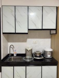 香港Waveflo Hostel 浪花青旅的厨房配有水槽和2个锅碗瓢盆