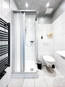 锡根SI-View Doppelzimmer mit Stadtblick Zimmer 21的带淋浴和卫生间的白色浴室