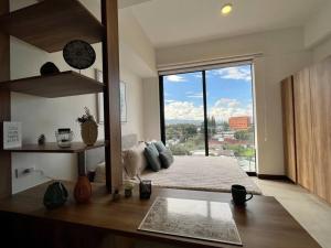 危地马拉UaSenua -Beautiful New Apartment的客厅设有美景大窗户