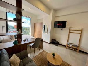 危地马拉UaSenua -Beautiful New Apartment的客厅配有沙发和桌子