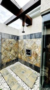 贝隆布尔Villa Love的浴室设有石墙和窗户