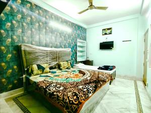 瓦拉纳西Trilok Residency - Dashashwamedh Varanasi的一间卧室,卧室内配有一张大床