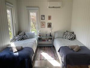 隆德Tiny house Lund的一间带两张床和窗户的客厅