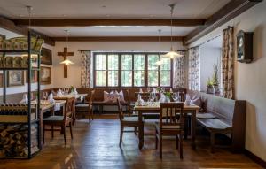 Zenting卡姆布拉酒店的餐厅设有木桌、椅子和大窗户。