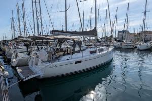 戛纳Festival de Cannes - Dielli的白船与其他船停靠在港口