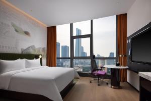 深圳深圳南山科技园希尔顿欢朋酒店的酒店客房设有一张床和一个大窗户
