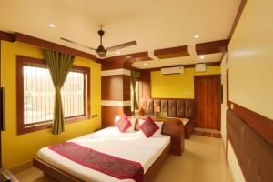 古瓦哈提Hotel Dream City的一间卧室设有两张床和窗户。
