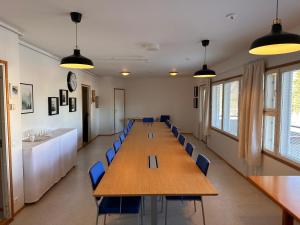 EnonkoskiEnonkosken Kartano & Guesthouse的一间会议室,配有长桌子和椅子