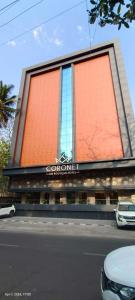 浦那Coronet The Boutique Hotel的建筑的侧面有标志