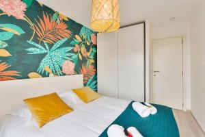 奥斯坦德Cosy apartment with amazing beach view的一间卧室配有一张带彩色墙壁的床